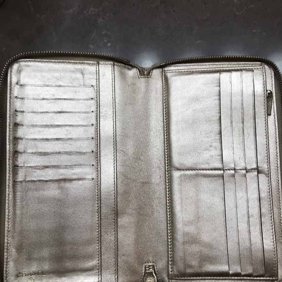 🌻4xHP!🌻 Auth. Chanel Gold Quilted Zip Wallet - Picture 9 of 16